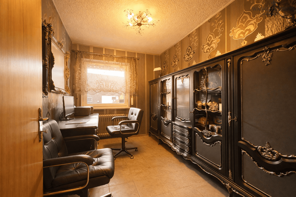 Helles modernes Büro mit ausblick auf den Hof