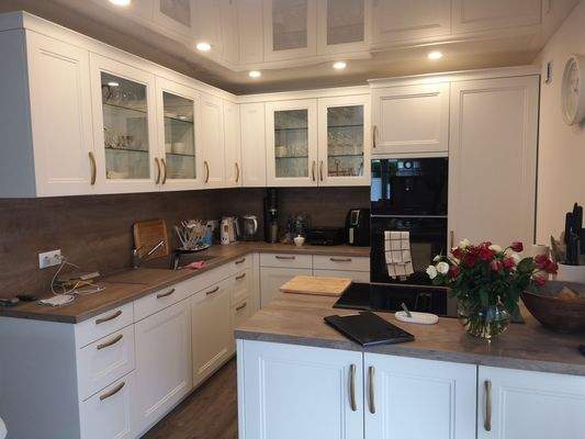 Moderne weiße Küche