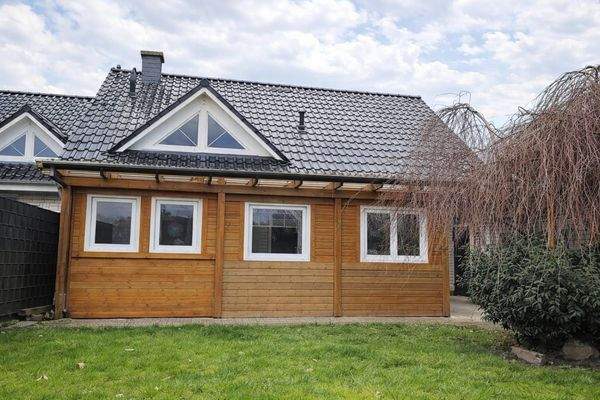 Rückansicht mit überdachter Terrasse