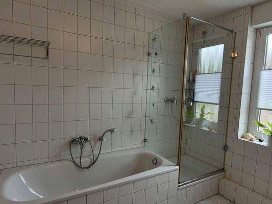 Bad mit Wanne und Dusche