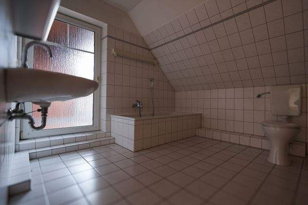 Badezimmer mit Zugang zum Balkon