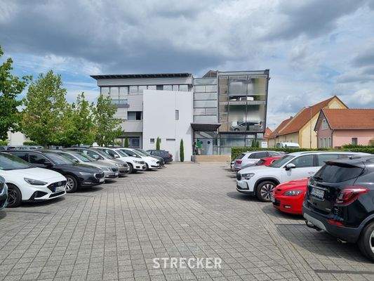 Objektansicht vom Parkplatz
