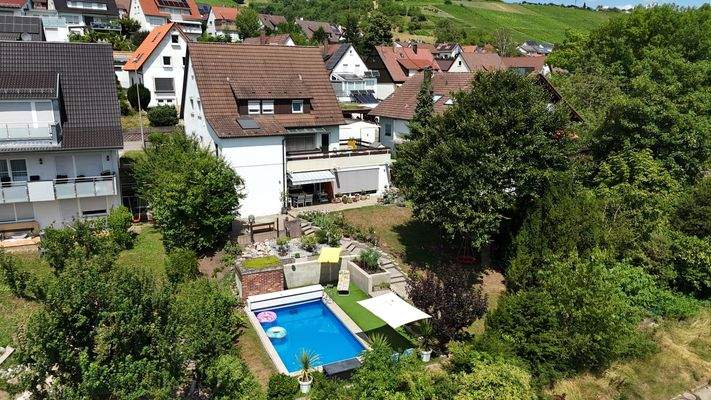 Ein grünes Refugium mit Pool