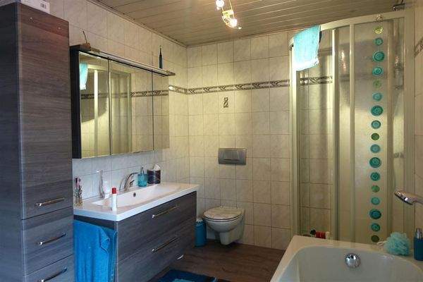 EFH Bad mit Wanne und Dusche OG