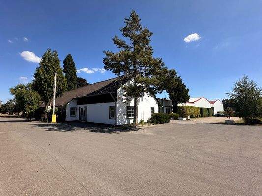 Blick über die Hoffläche von Westen