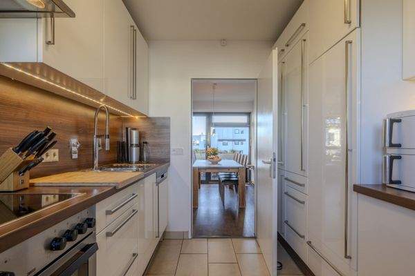 Küche mit Einbauküche