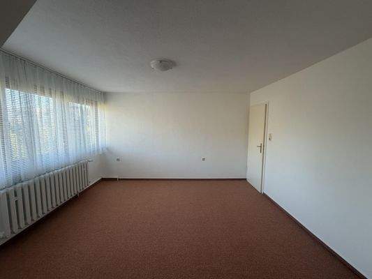 OG: Kinderzimmer 2 mit großer Fensterfläche