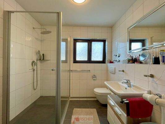 Bad mit moderner Dusche