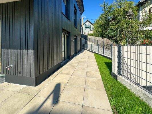 große Terrasse und Garten