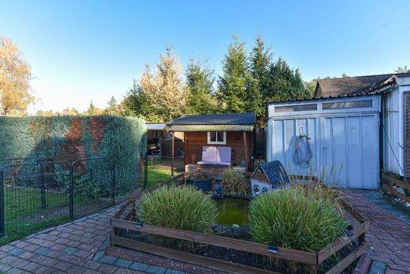 liebevoll angelegtes Grundstück mit Zierteich