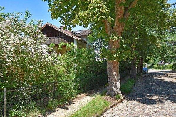 Straße mit Kopfsteinpflaster