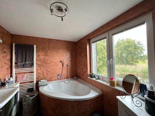 Badezimmer mit Eckbadewanne