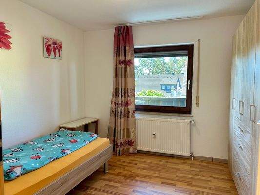 Kind 1 (hinteres Zimmer)