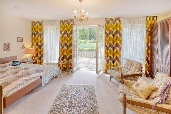 Schlafzimmer mit Zugang zur Südterrasse