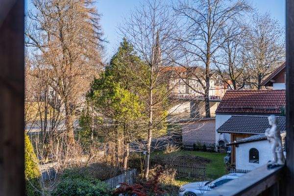 Blick vom Freisitz vor dem Wohnzimmer zur Isarbrücke und Altstadt