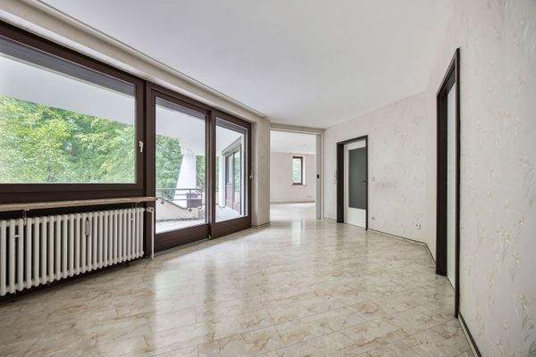 Esszimmer mit Blick in den Garten