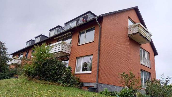 Gartenseite mit beiden Balkonen