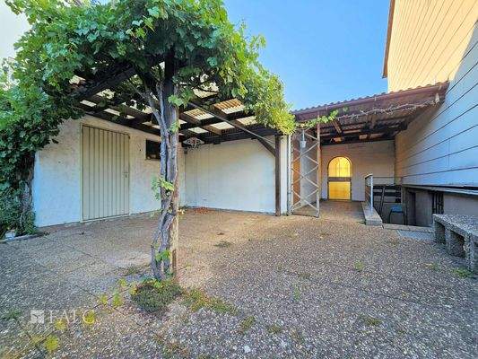 Gartenhaus mit überdachtem Sitzplatz und Abgang zur Waschküche