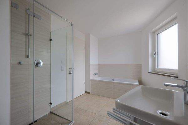 Bad mit Dusche und Badewanne