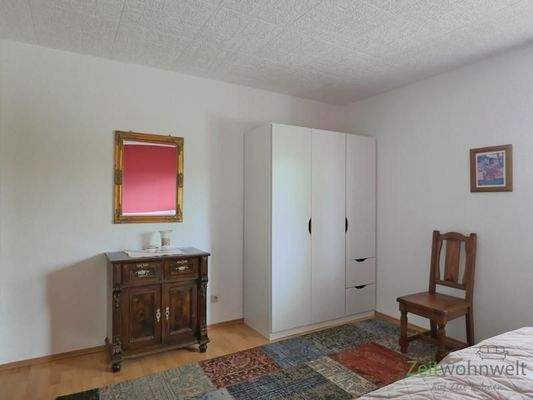 Spiegel, Kommode und Kleiderschrank