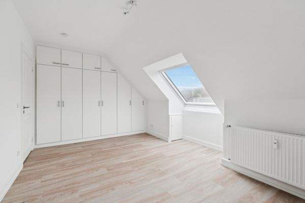 Zimmer 2 mit praktisch integrierten Einbauschränken