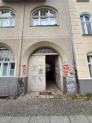 Mietshaus mit Graffiti
