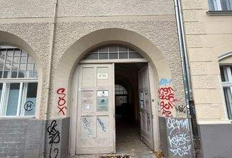 Mietshaus mit Graffiti