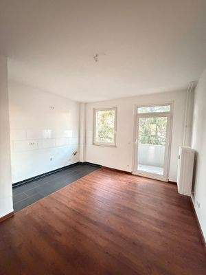 Helles Wohnzimmer mit Balkon