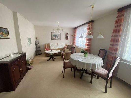 geräumiges Wohnzimmer