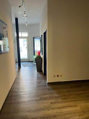 Flur - Blick zum Eingangsbereich.jpeg