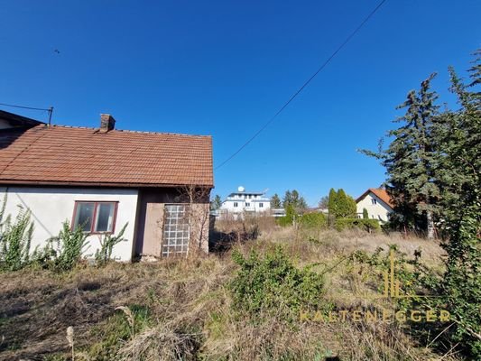Haus Vorderansicht -  Blick auf das Grundstück