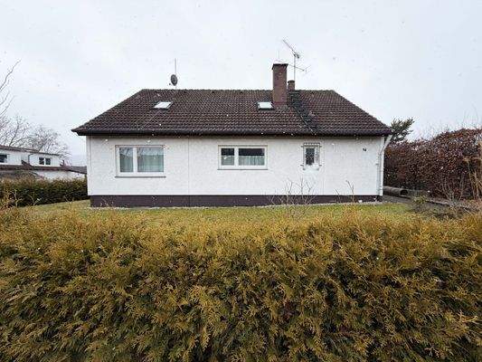 Außen: So schaut's aus...klare Hausansicht mit Gartenfläche und Abstand zur Straße