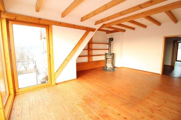 Helles Wohnzimmer mit Ofen