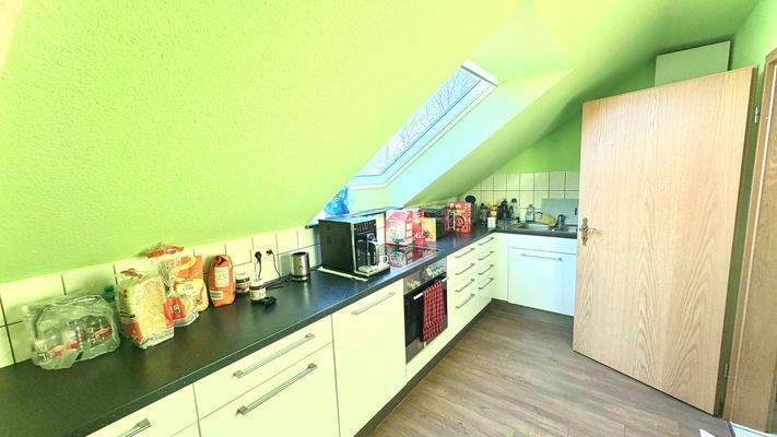 Moderne Küche mit Dachschräge