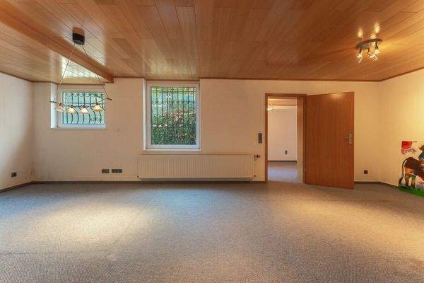 Großes Zimmer im Keller