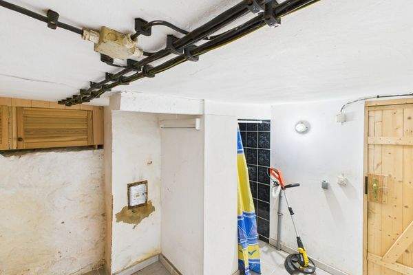 Vorraum Keller mit Dusche