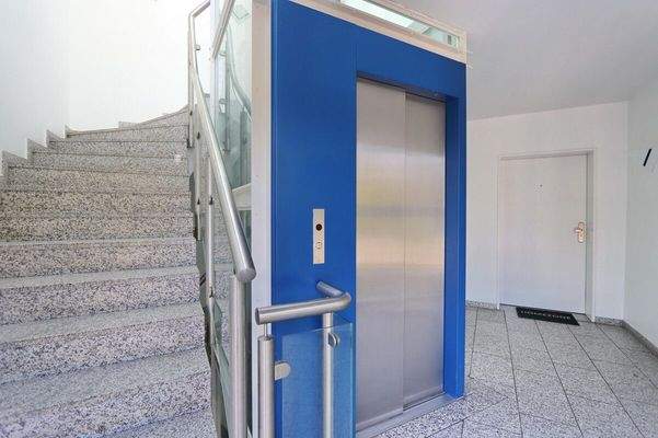 Fahrstuhl im Treppenhaus