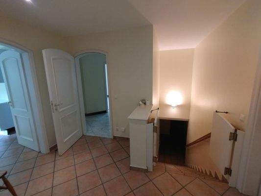 Flur mit Kellertreppe