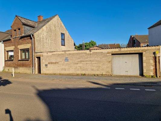 Mauer zur Straße mit Eingang und Garagentor