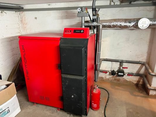 Neuwertige Pelletheizung im Keller