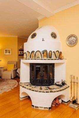 Kachelofen von mehreren Räumen beheizbar