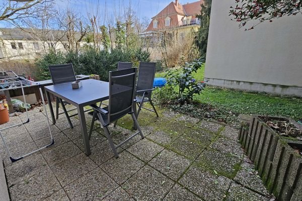 Die ca. 14 m² große Ost-Terrasse neben dem Ilexbaum