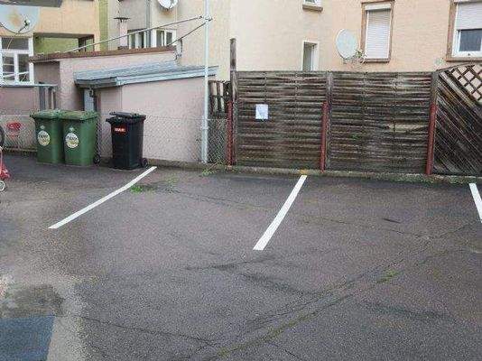 Kfz-Außenstellplatz ganz links im Hinterhof 