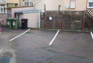 Kfz-Außenstellplatz ganz links im Hinterhof 