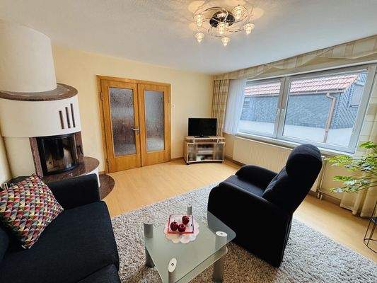 Wohnzimmer mit Kamin EG