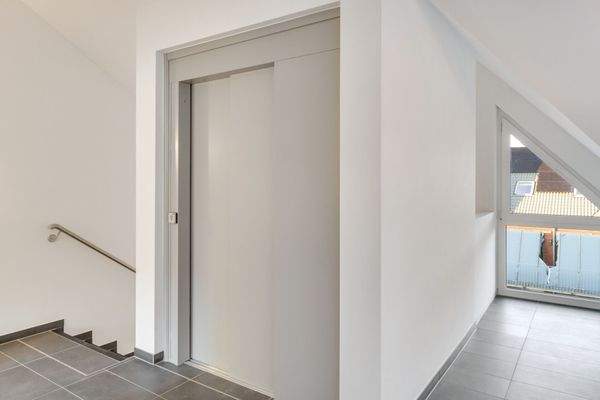 Treppenhaus mit Lift