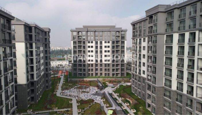 City-View Apartments with Pools and Sports Fields in Başakşehir