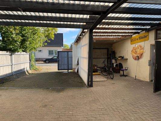 Innenhofeinfahrt und Carport