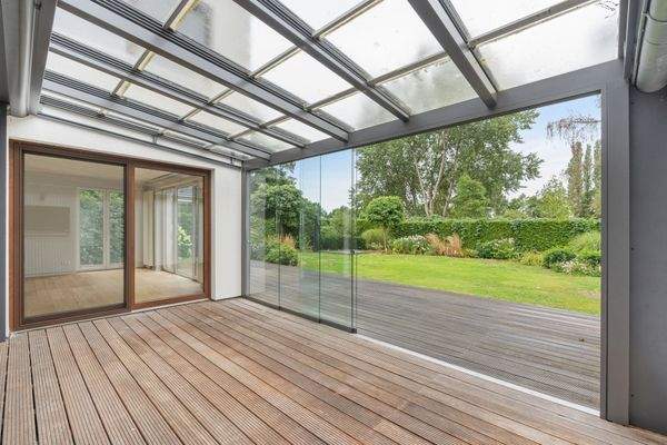 Wintergarten mit elektr. Glasdach