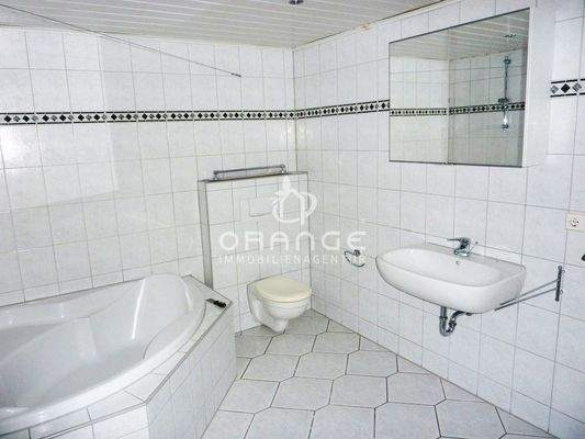 Bad mit Fenster im Objekt 4